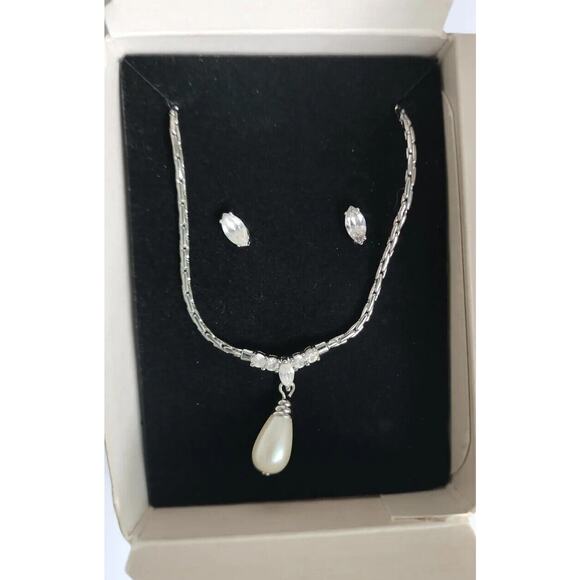 Avon Pearlesque/CZ Tear Drop necklace and earrings Silver Tone Gift Set Box /16 - Picture 1 of 6